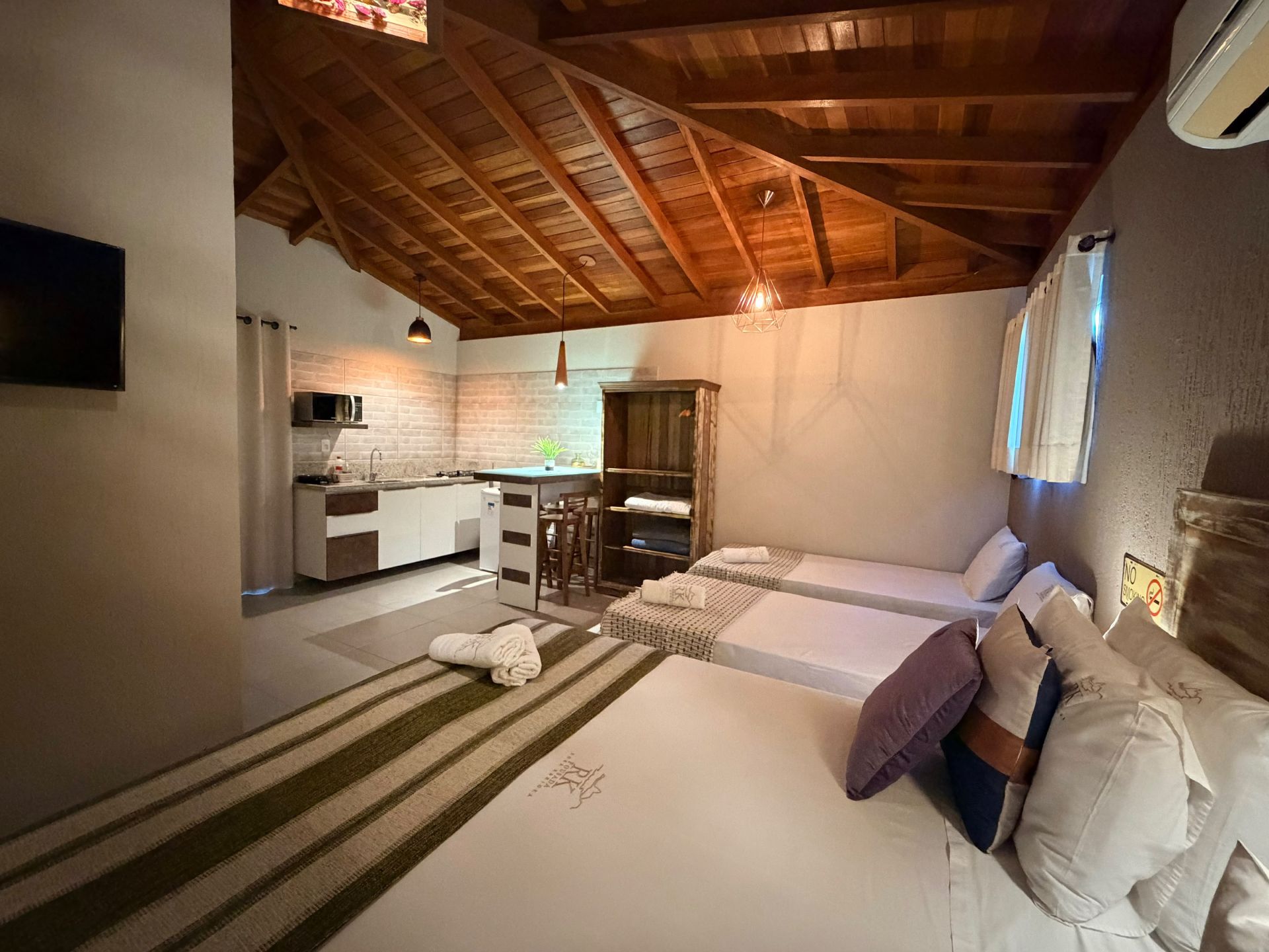 Phttp://pousadarosakarioka.com.br/medias/room/medium/380/whatsapp-image-2026-09-16-at-16-22-21.jpegousada de Charme na praia rosa